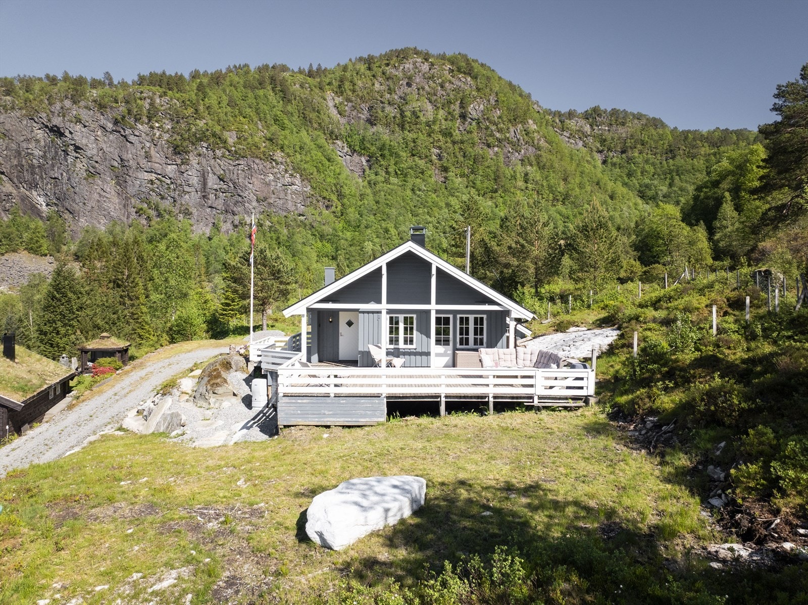 - Hytten er godt vedlikeholdt i selgers eiertid. Det er lagt nytt tak, vindskibord, forbore, takrenner og pipehatt i 2021 - Galleribilde