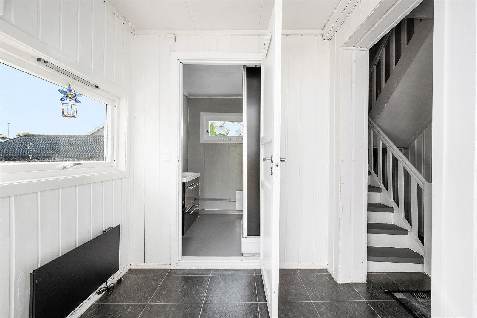 Velkommen inn! En lys og praktisk entré med mørkt gulv. Perfekt for en ryddig og innbydende start på hjemmet. Galleribilde