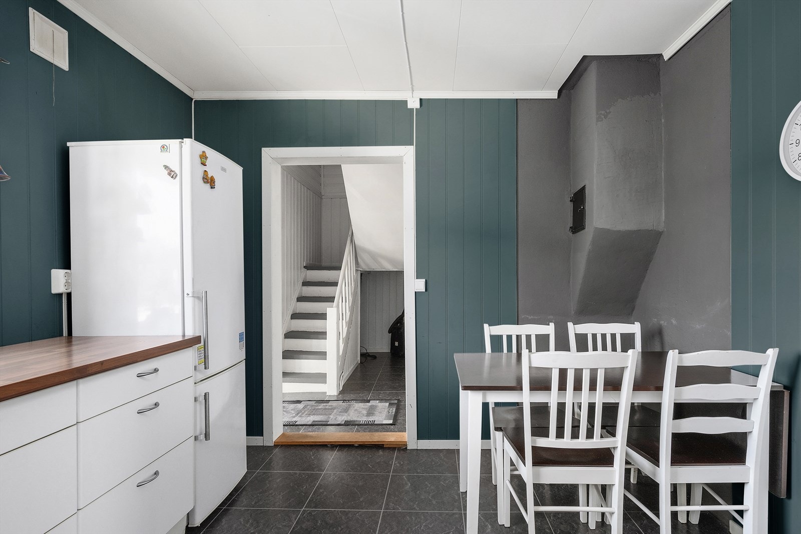 Kjøkken er nylig malt fra hvitt til fusion. Galleribilde