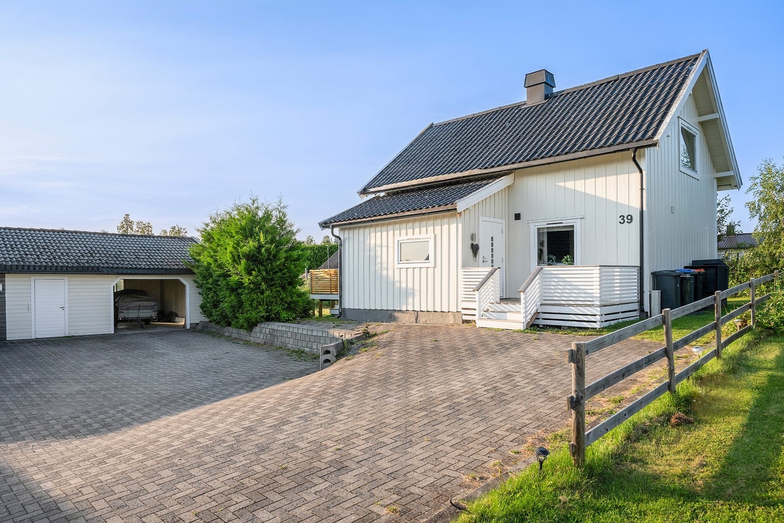 Fin steinlagt innkjørsel. Galleribilde