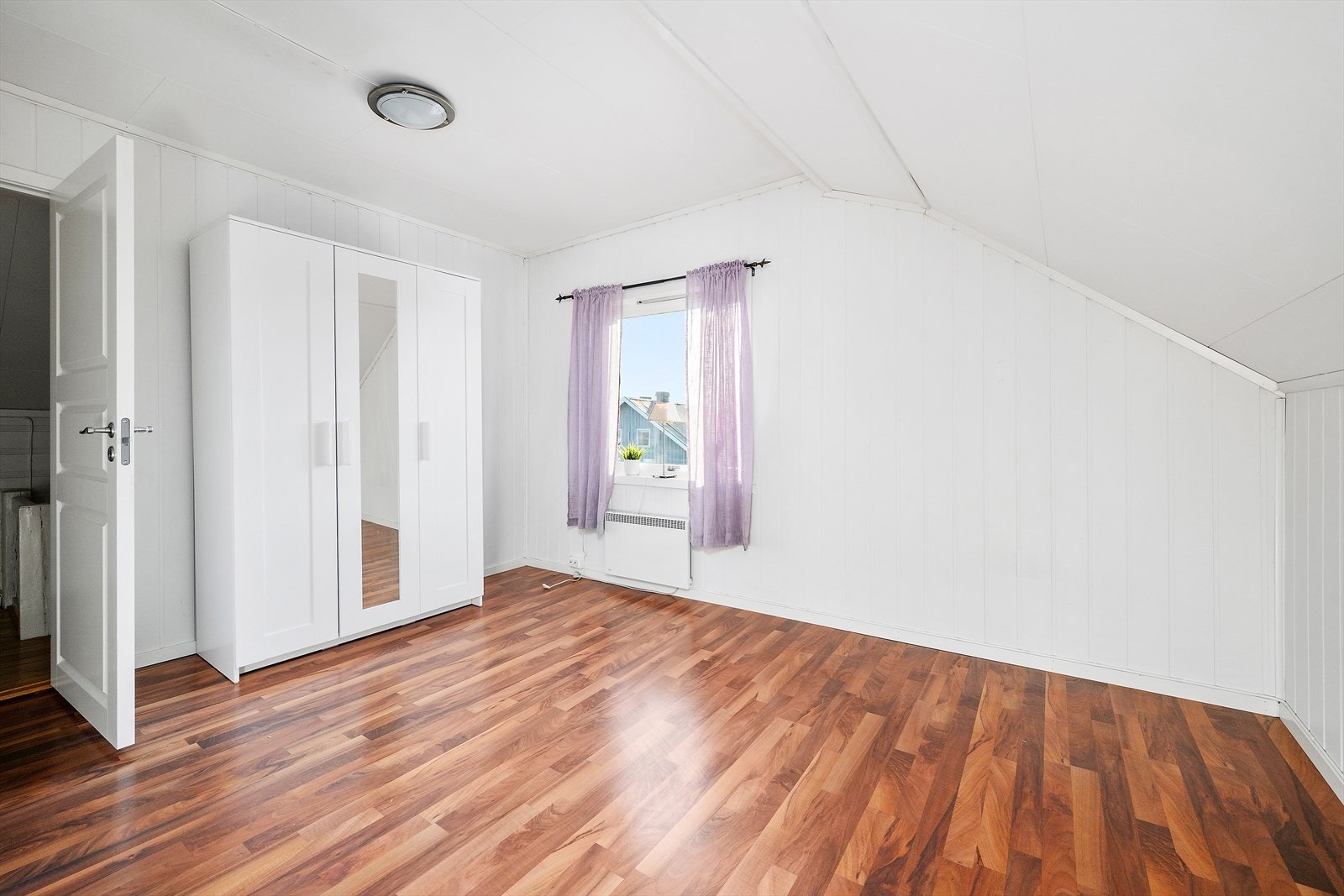 Et romslig soverom med garderobeskap med speildører og vindu som gir godt med naturlig lys. Et ideelt hovedsoverom med plass til både seng og ekstra møbler om ønskelig. Galleribilde