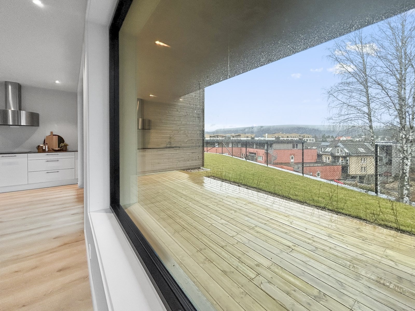 Fra stuen er det utgang til markterrasse med praktisk overbygg Galleribilde