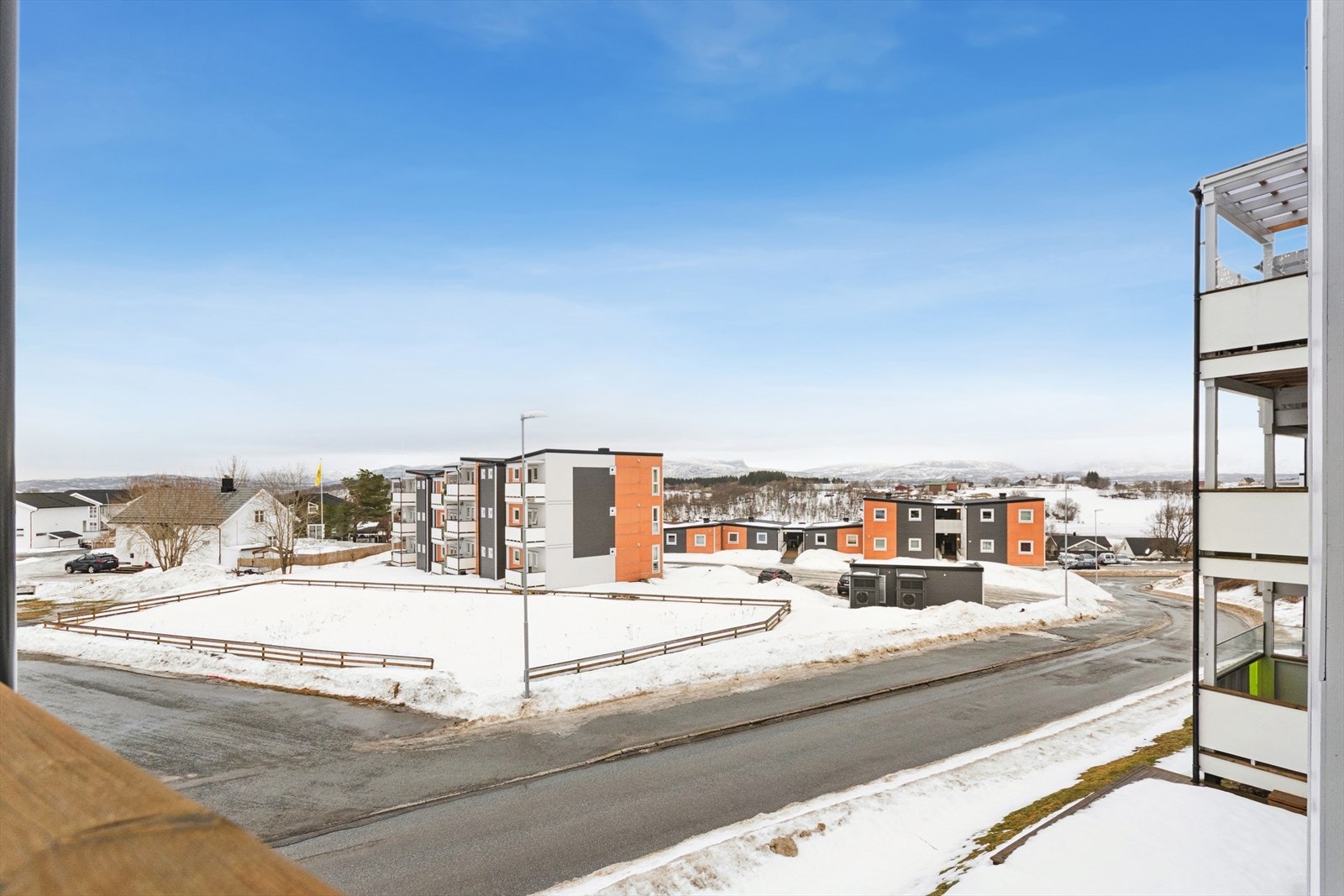 Fra eiendommen er det kort vei til Mørkved stasjon, kun 4 minutter unna. Galleribilde