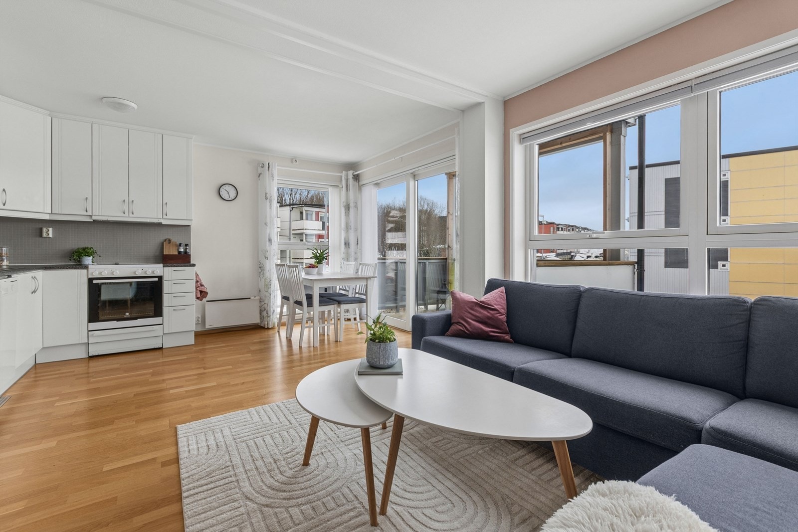 Leiligheten byr på en åpen og sosial planløsning mellom stue og kjøkken, med god plass til både sofagruppe og spisebord, perfekt for hyggelige sammenkomster og hverdagsliv. Galleribilde
