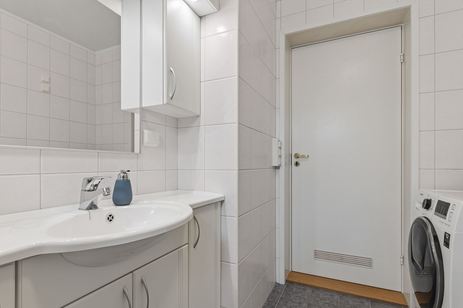 Her er det innredning med nedfelt servant og praktisk opplegg for vaskemaskin. Galleribilde