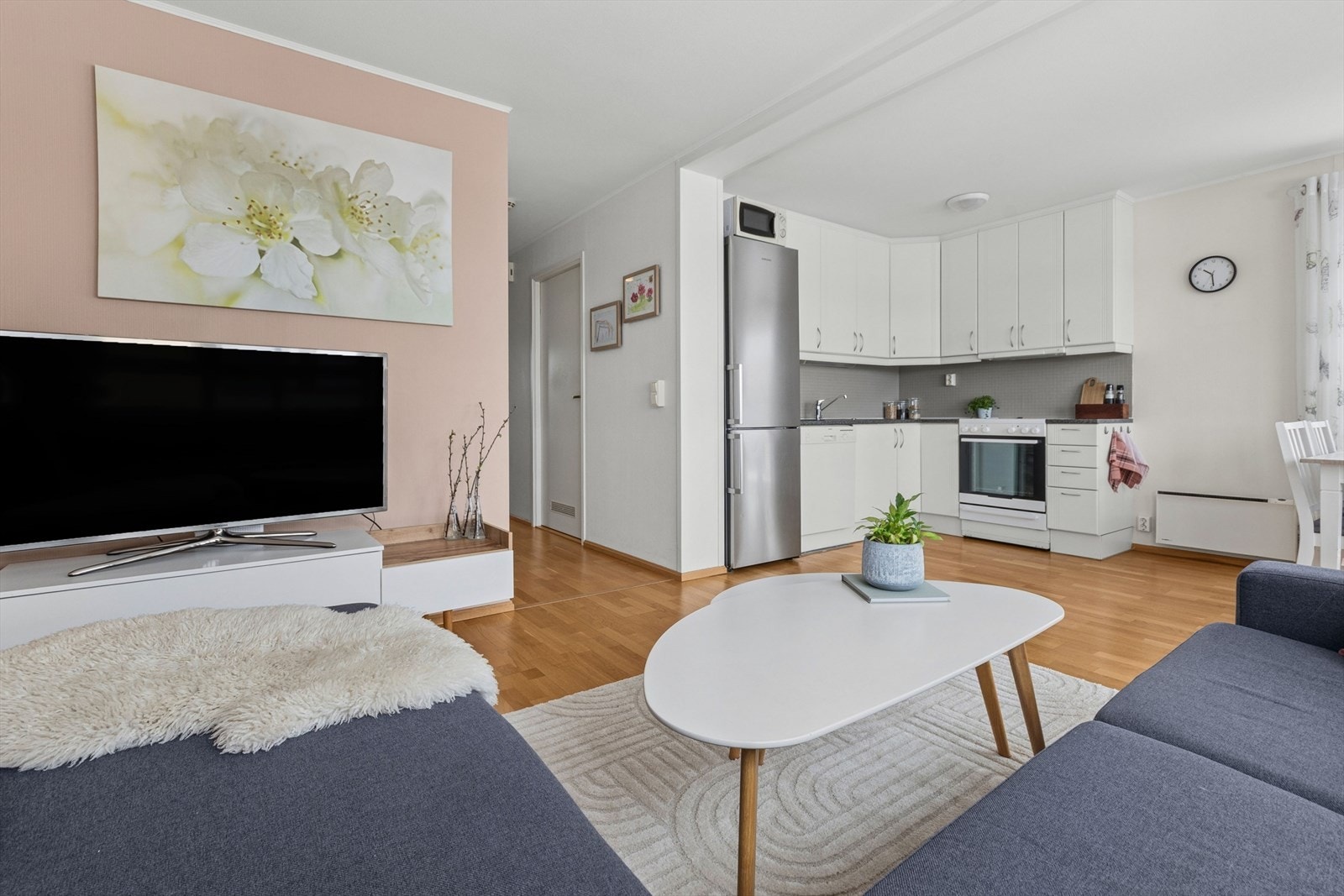 Den åpne løsningen gir en god romfølelse og fleksible møbleringsmuligheter. Galleribilde