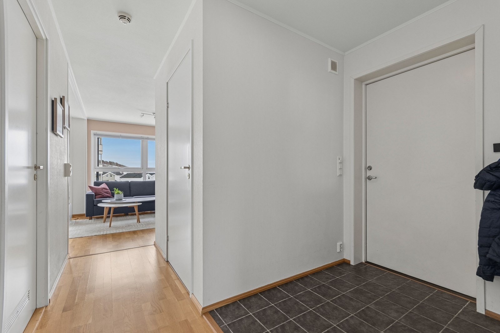 Leiligheten har praktiske 2 boder - 1 inne og en rett utenfor inngangsdøren. Galleribilde