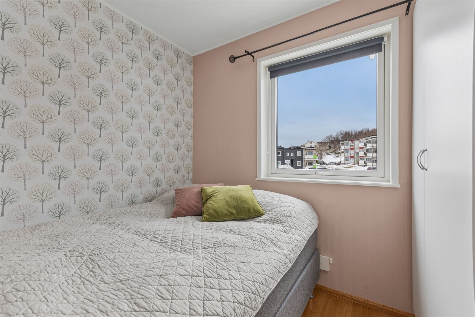 Leilighetens andre soverom har også god plass til seng og garderobeløsning. Galleribilde