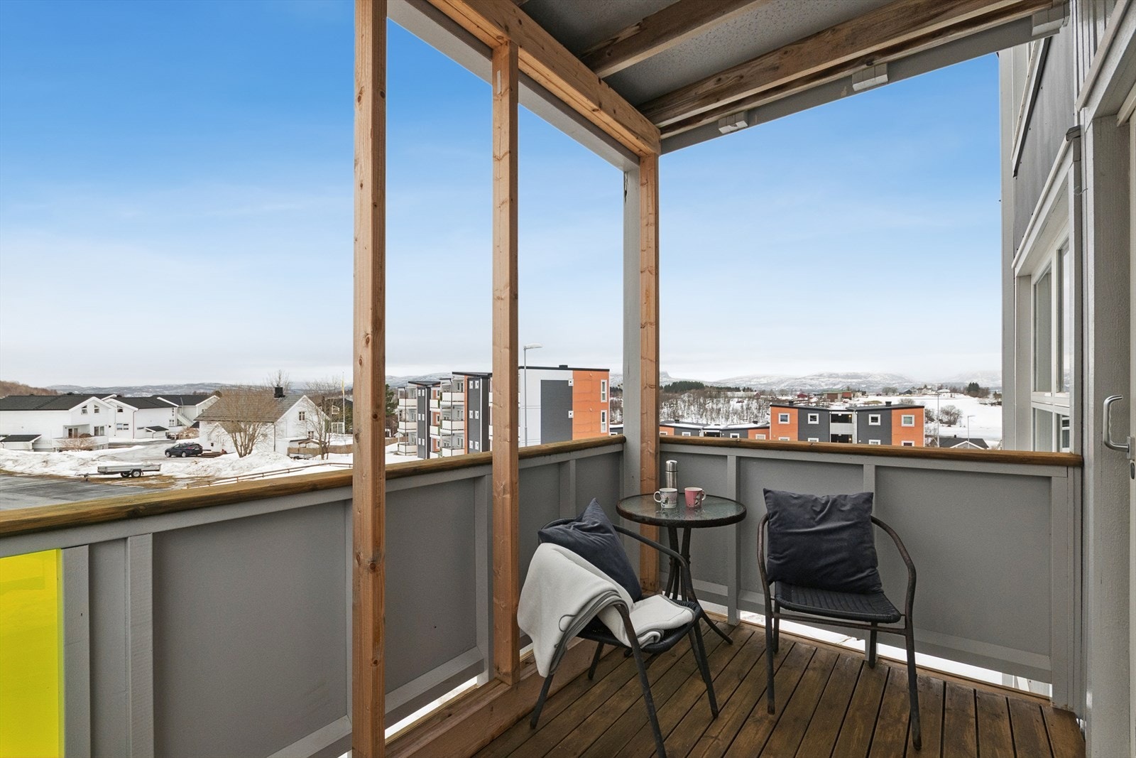 Den ene av de to balkongene har adkomst direkte fra stuen, og her kan du virkelig nyte de solrike dagene i skjermede og behagelige omgivelser. Balkongen er under rehabilitering. Galleribilde