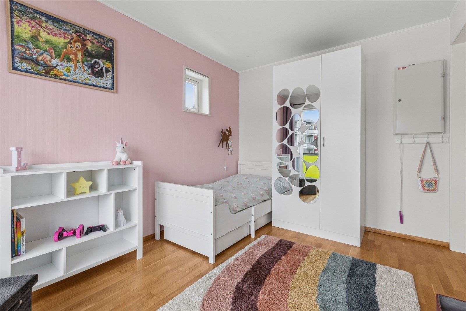 Soverommet har god plass til både seng og garderobeløsning. Galleribilde