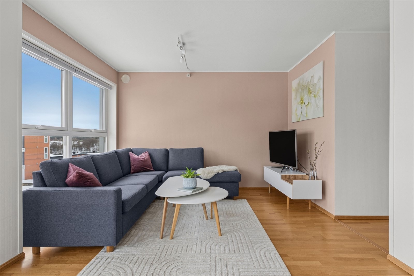 Stuen har store vindusflater som fyller rommet med naturlig lys og skaper en lys, luftig og innbydende atmosfære. Den gjennomgående parketten i oppholdsrommene binder rommene sammen og gir en harmonisk og helhetlig romfølelse. Galleribilde