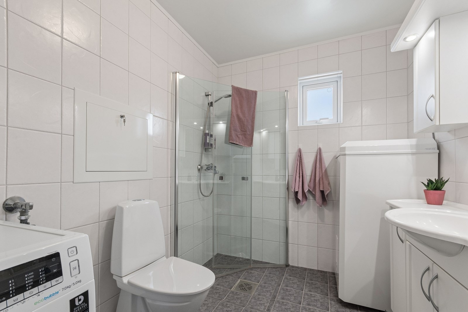 Badet er helfliset og har elektriske varmekabler i gulvet for økt komfort. Galleribilde