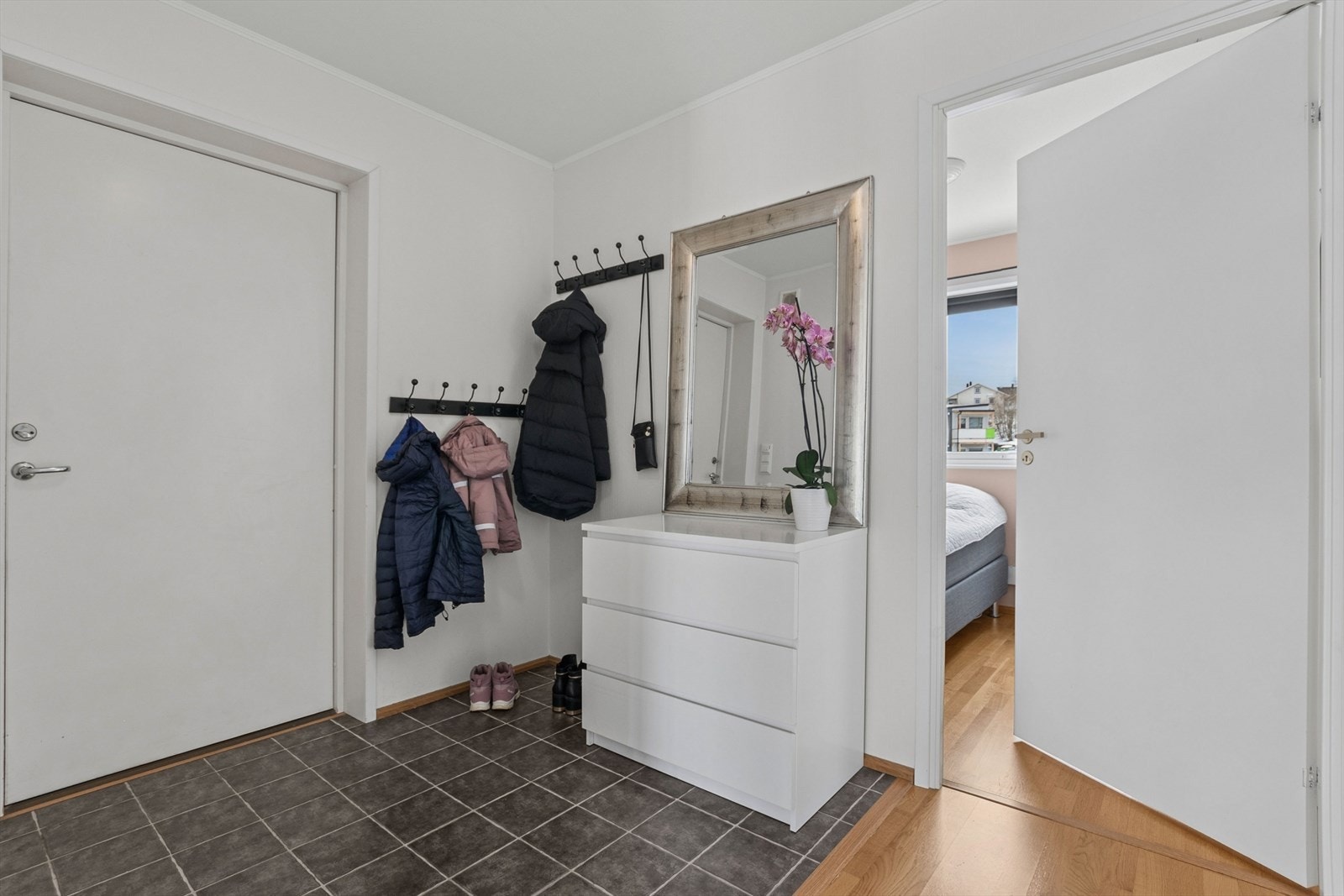 Entreen som ønsker deg velkommen inn har flislagt gulv, og god plass til å henge fra seg yttertøy og plassere fottøy. Galleribilde