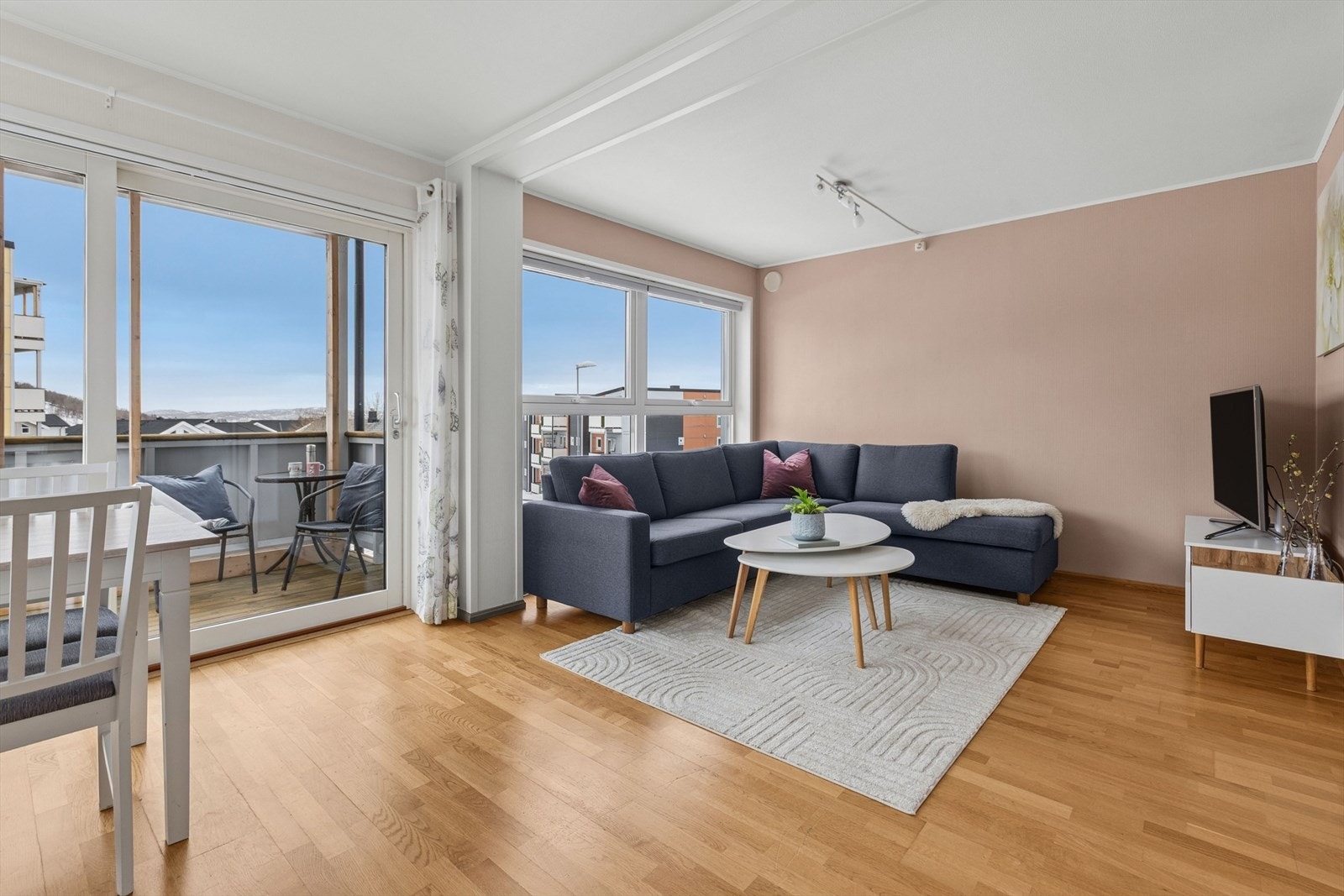 Fra stuen er det direkte utgang til en av leilighetens to balkonger. Galleribilde