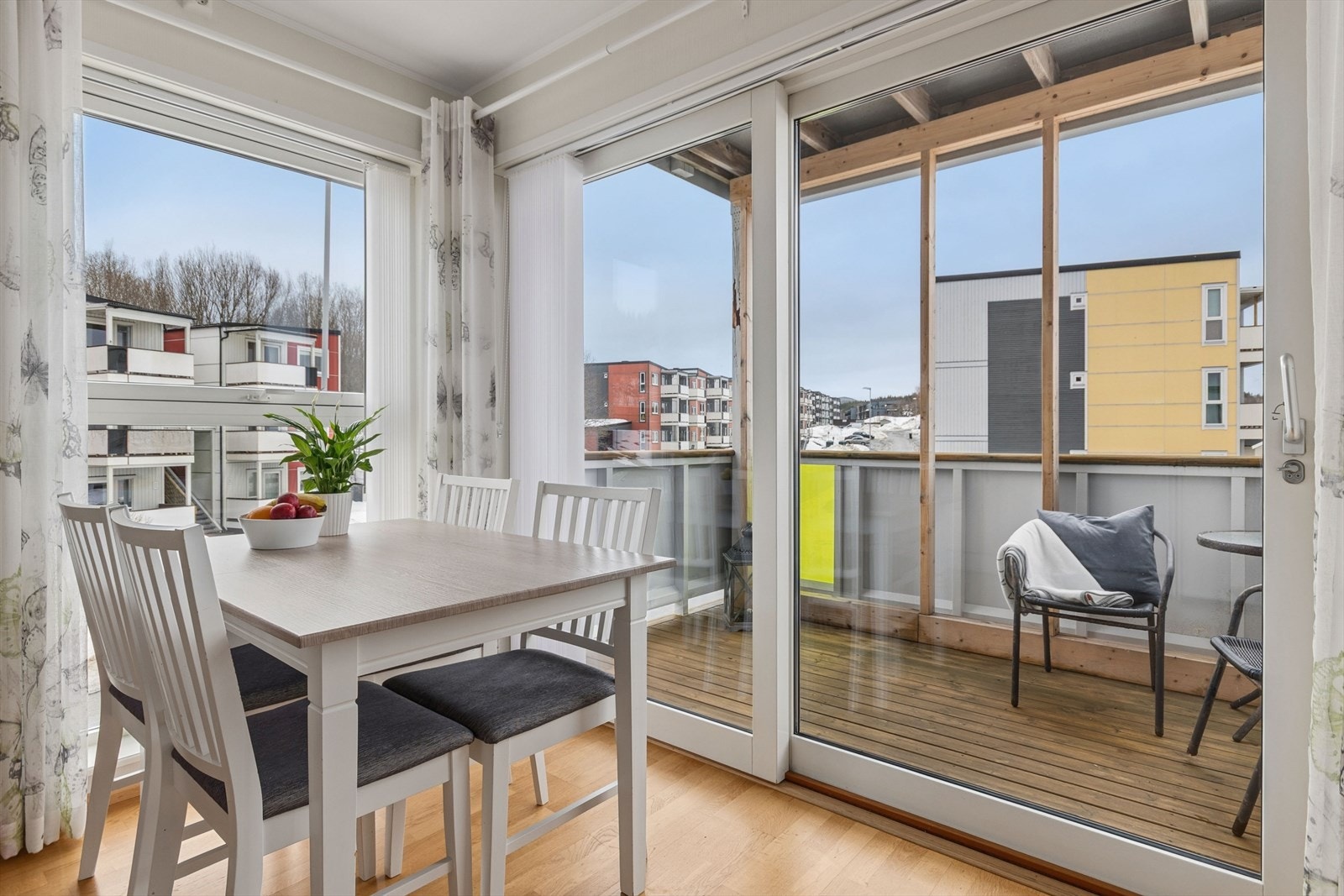 Balkongen på ca. 6 m² har god plass til hagemøbler. Galleribilde