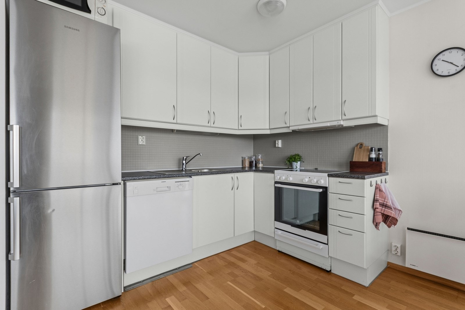 Hjørneløsningen utnytter plassen effektivt og gir godt med benkeplass. Galleribilde