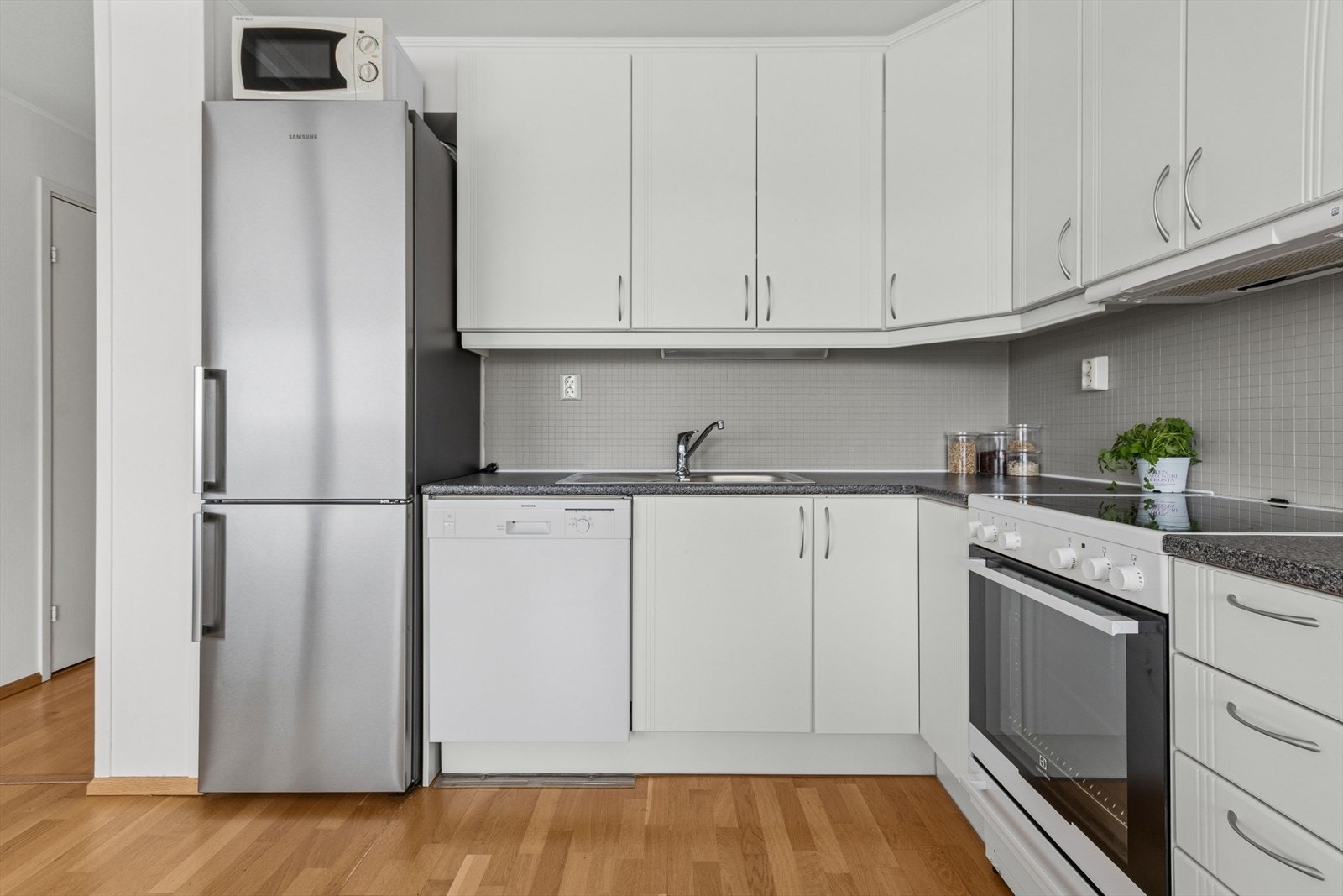 Kjøkkenet er praktisk utformet med plass til frittstående hvitevarer. Galleribilde