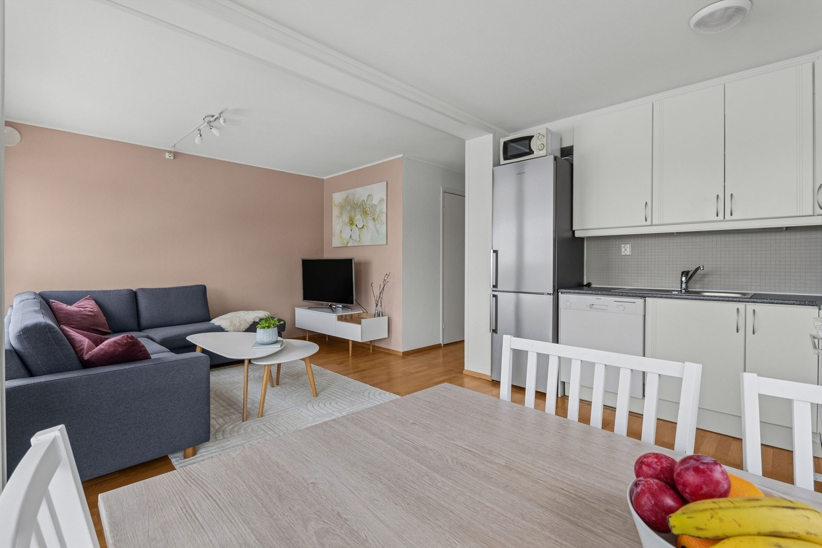 Det er god plass til en egen spiseplass i tilknytning til kjøkkenet. Galleribilde