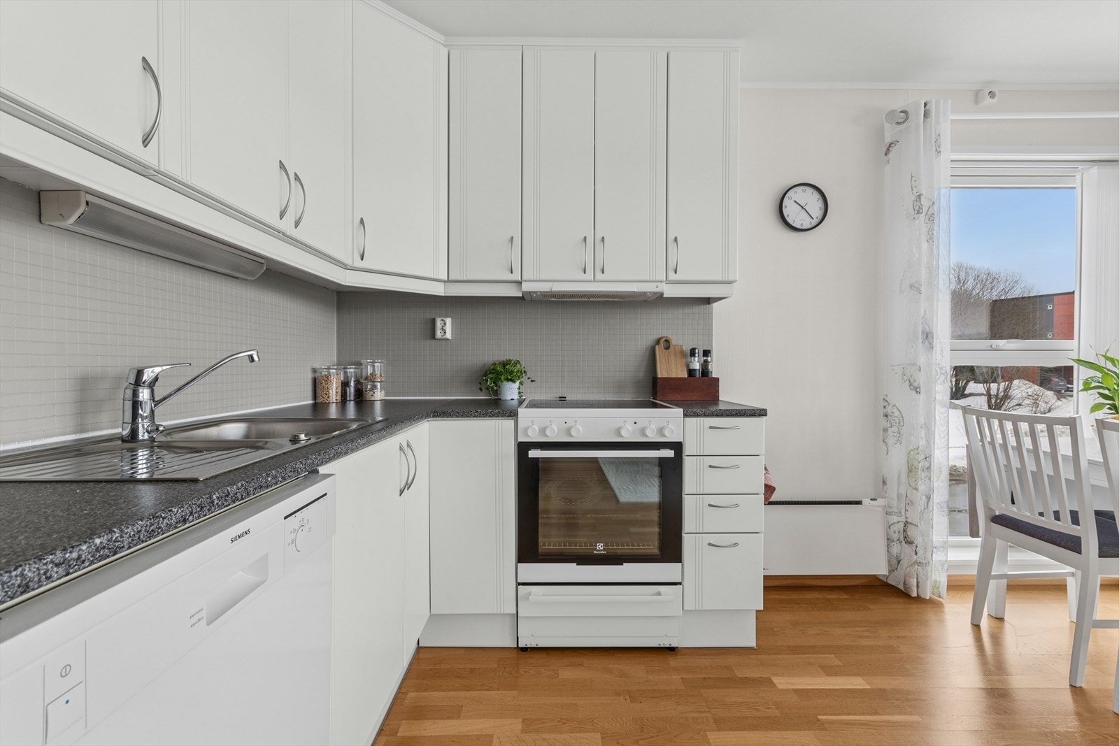 Kjøkkeninnredningen har profilerte fronter og godt med skap- og benkeplass. Galleribilde