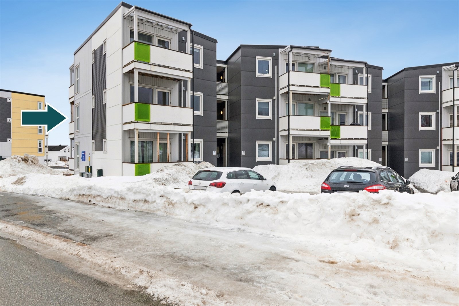 Her bor du i et trygt og veletablert nabolag, med kort avstand til alt du trenger i hverdagen. Leiligheten har en fin beliggenhet i byggets andre etasje. Galleribilde