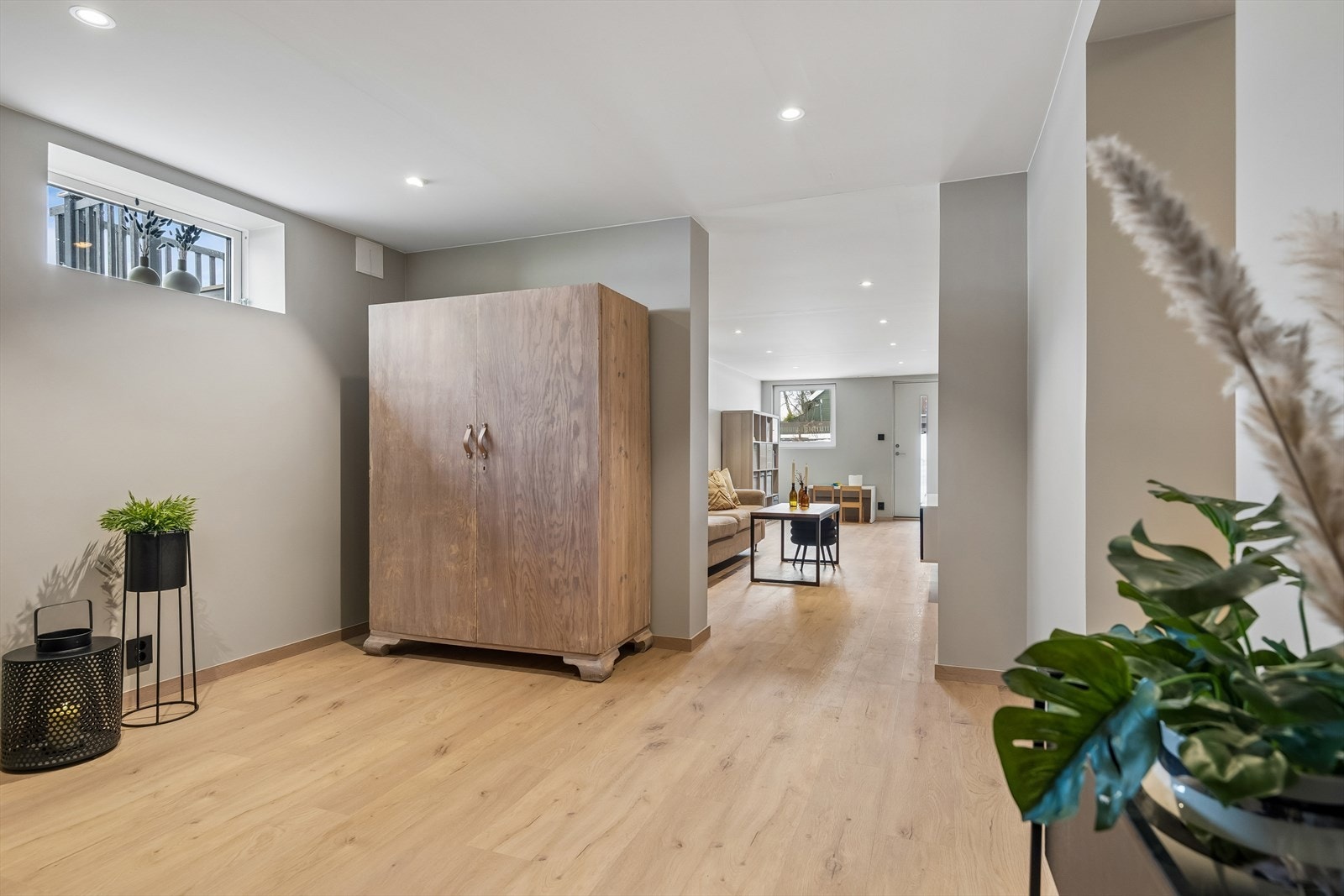 Den åpne gangen i kjelleren har også gulvvarme og gir en god romfølelse. Galleribilde