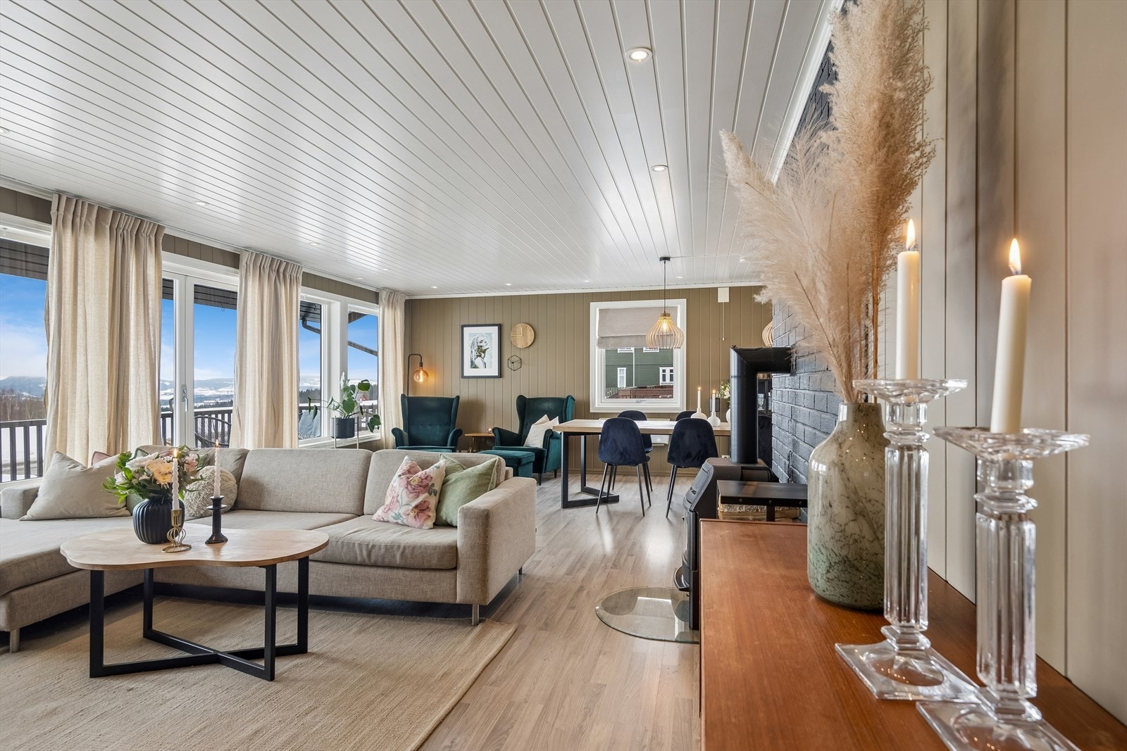 Stuen er romslig med en åpen løsning til kjøkken. Galleribilde