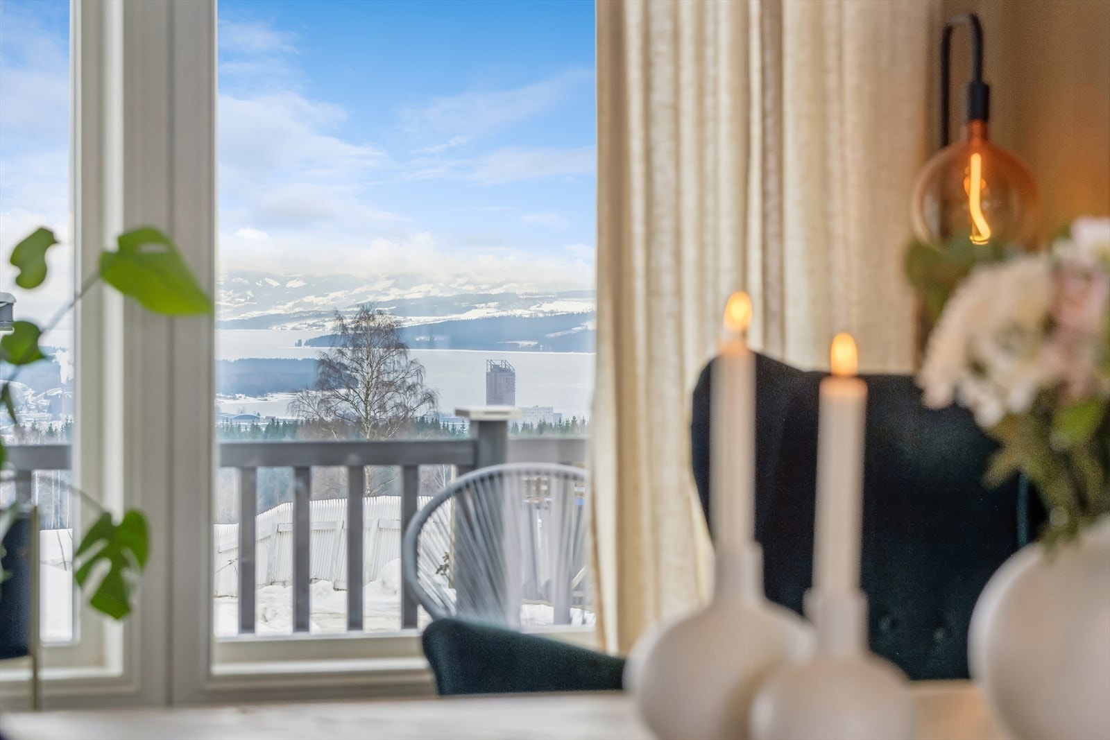 De store vindusflatene rammer inn den flotte utsikten og slipper inn rikelig med dagslys. Galleribilde