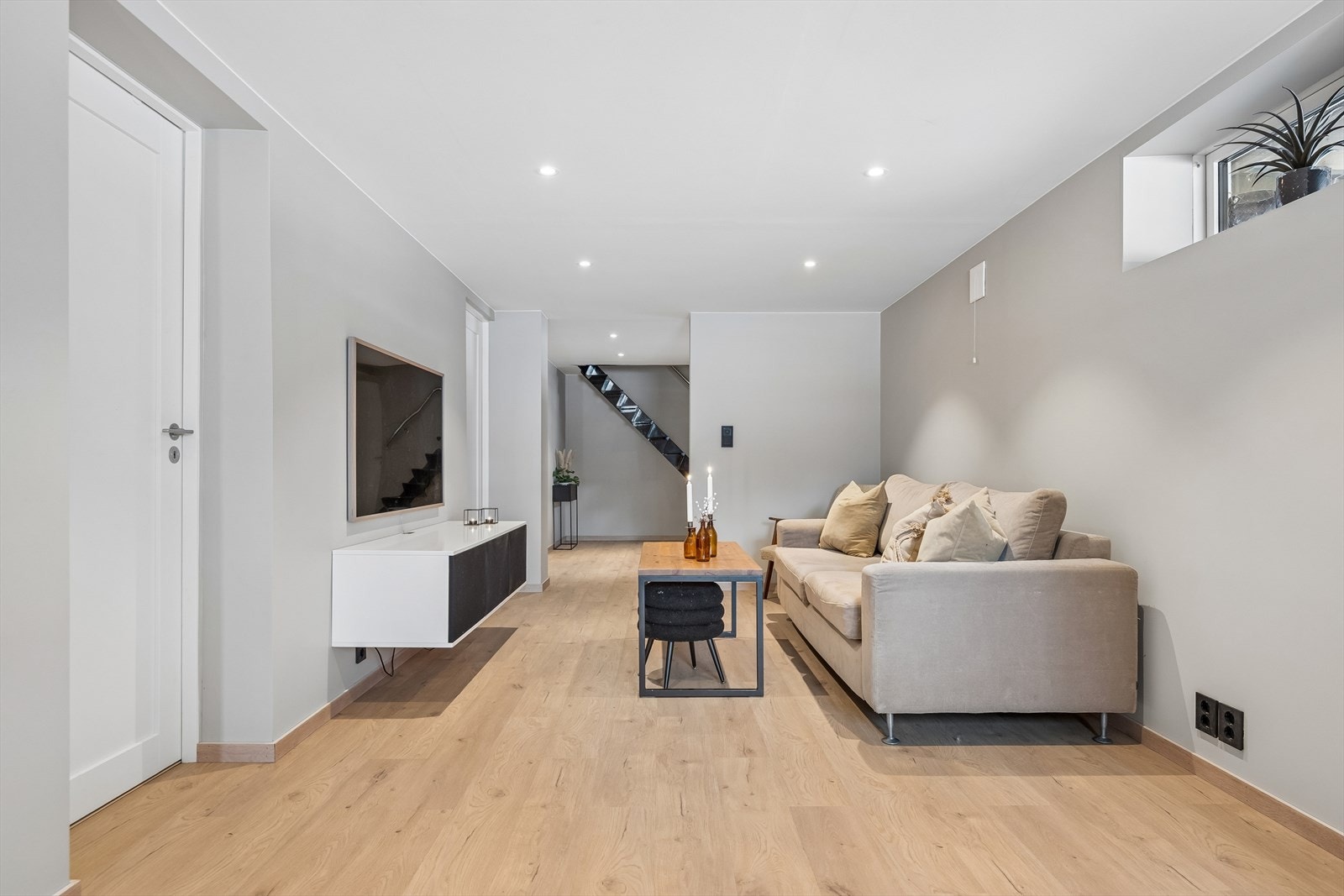 En moderne trapp i stålkonstruksjon, installert i 2022, forbinder de to etasjene. Galleribilde