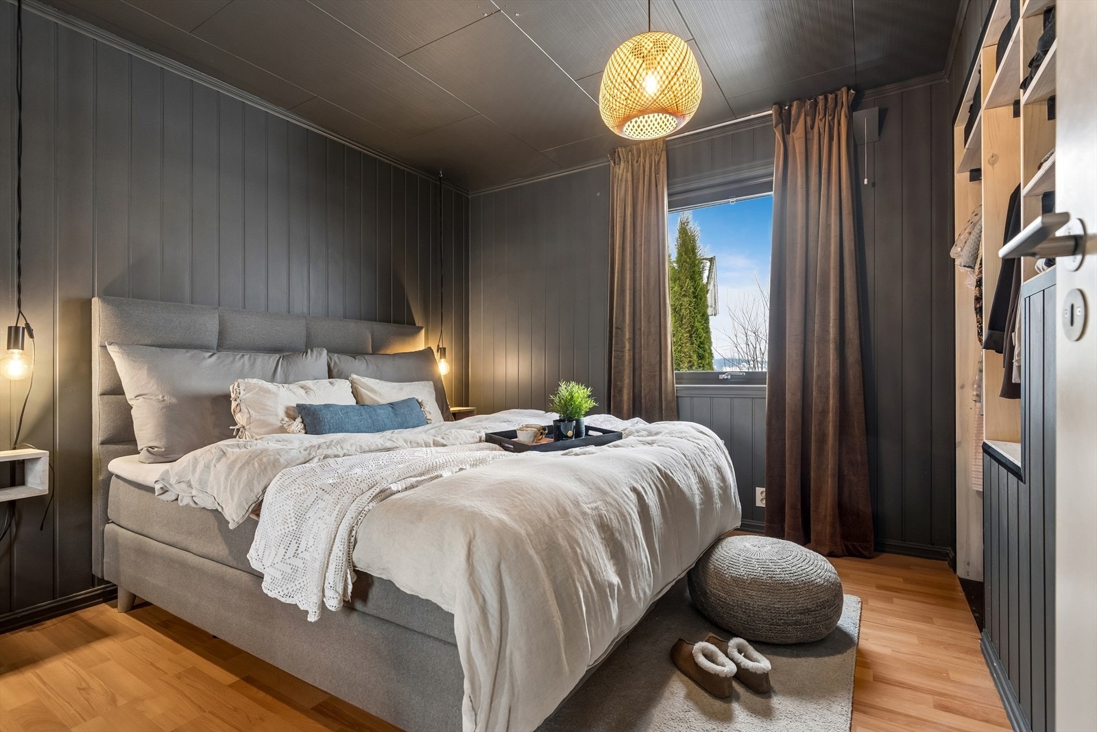 Hovedsoverommet har en lun atmosfære og god plass til dobbeltseng. Galleribilde