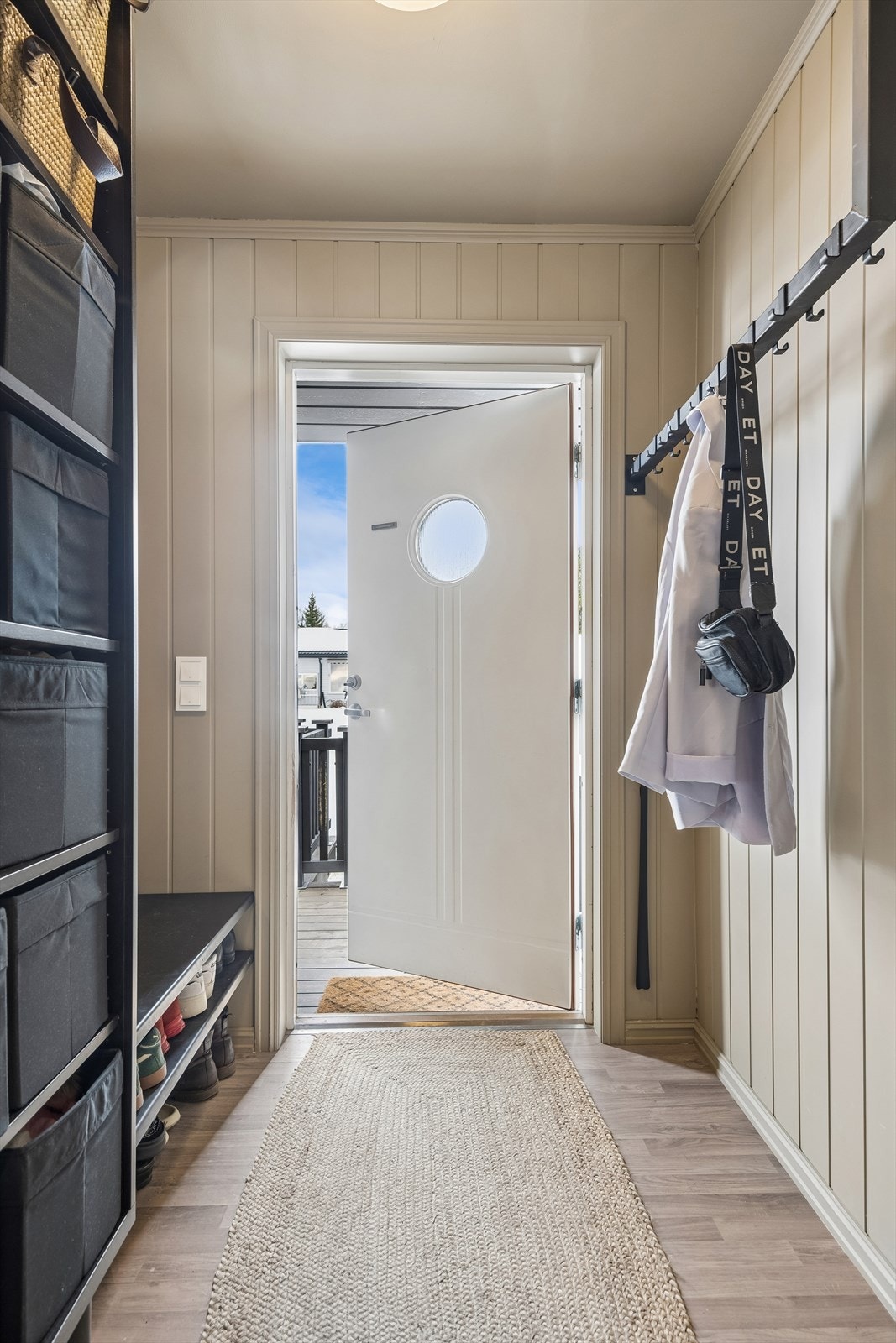 Vindfanget ønsker velkommen inn og har god plass til oppbevaring av yttertøy og sko. Galleribilde