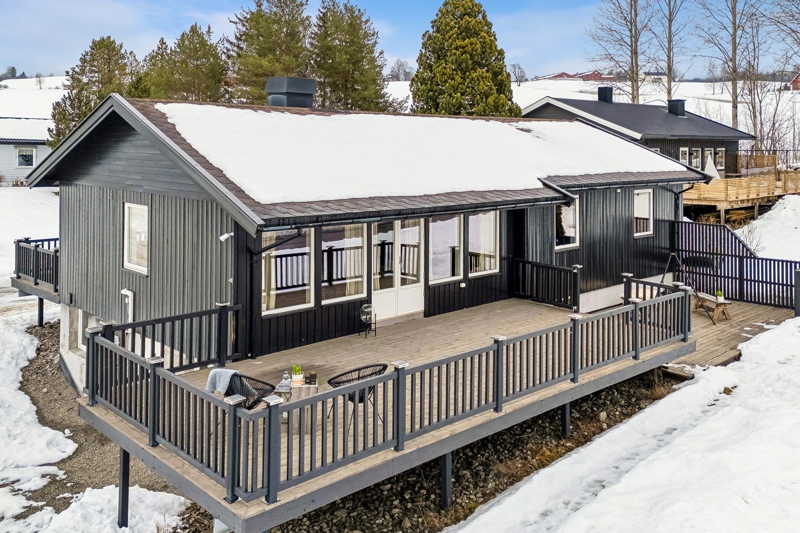 Praktisk eneboligen har en familievennlig beliggenhet og med utsikt mot Mjøsa og omkringliggende landskap. Galleribilde