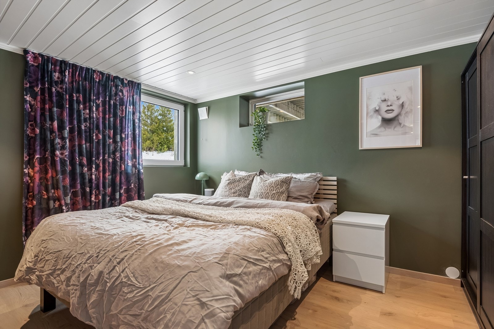 I kjelleren finner du et innredet soverom, pusset opp i 2022 med laminatgulv og nye veggplater. Galleribilde