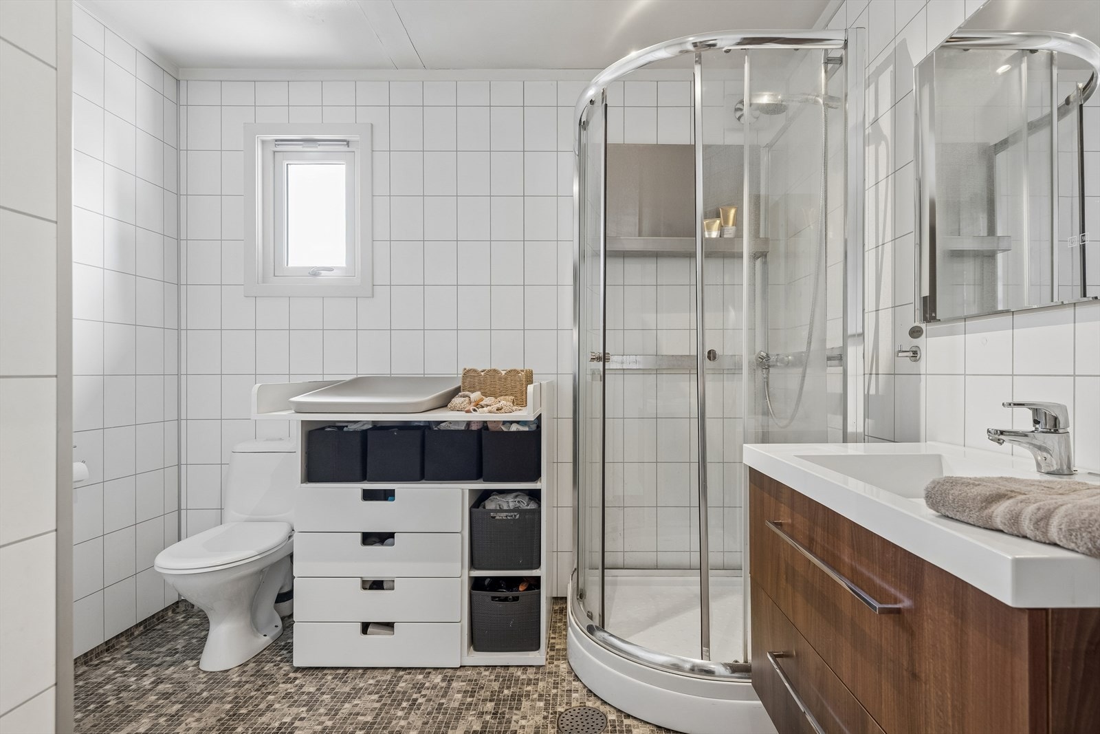 Badet i første etasje har overflater fornyet i 2008, og er utstyrt med dusjkabinett, servant med underskap og et gulvmontert toalett. Galleribilde