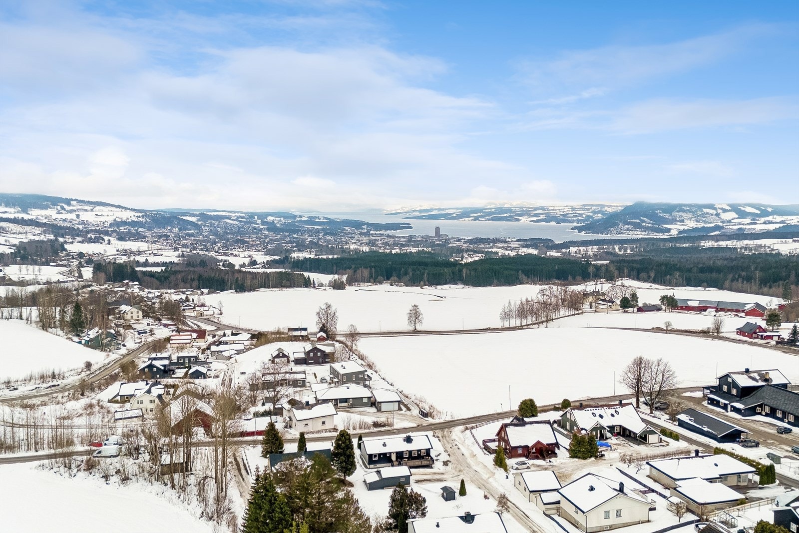 Det er kort gangavstand til Kirkekretsen skole (0.3 km) og Veldre barnehage (0.4 km). Galleribilde
