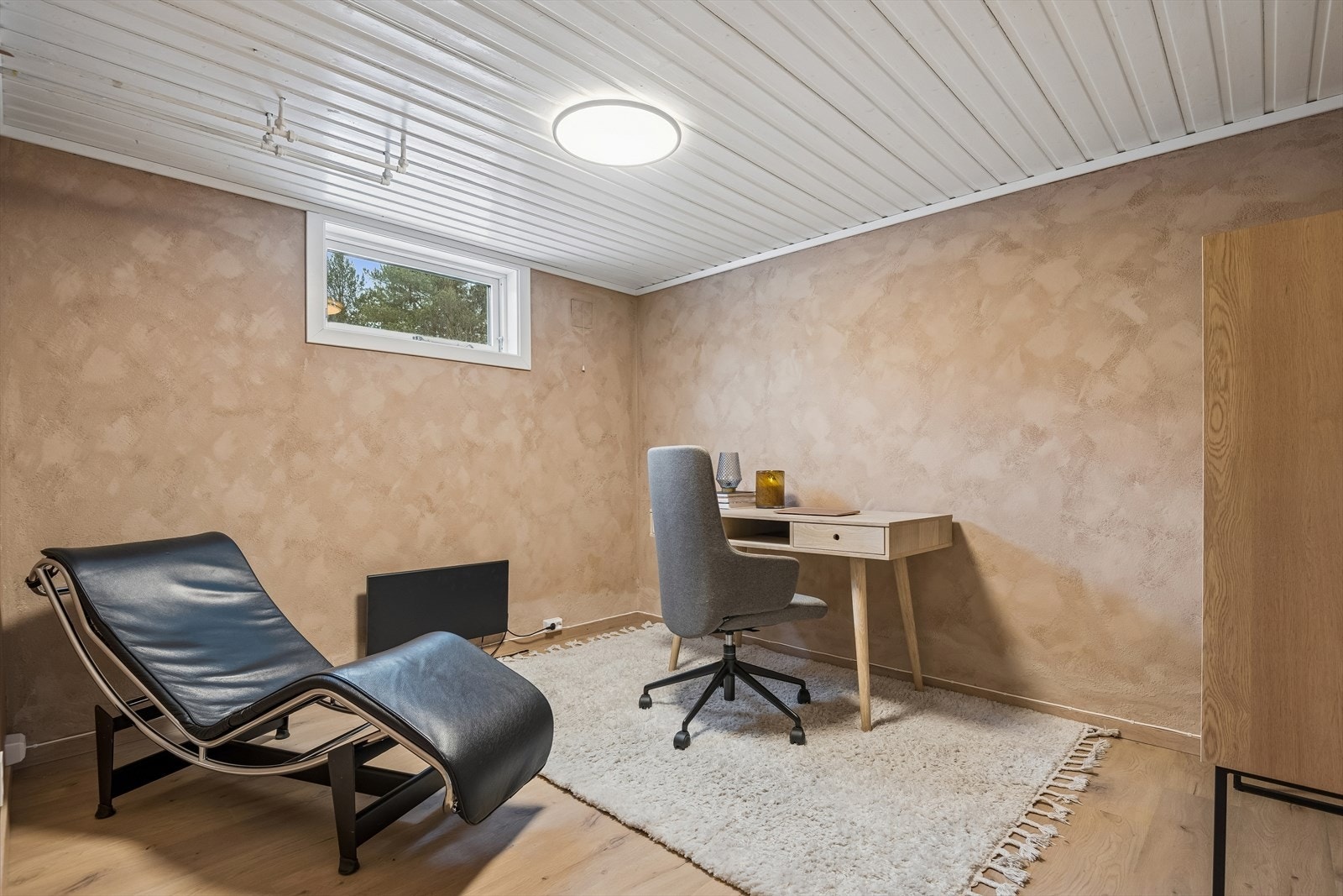 Innredet rom i kjelleren modernisert i 2022. Et fleksibelt rom for kontor eller hobby. Rommet er ikke godkjent for varig opphold på grunn av manglende rømningsvei og begrenset dagslys Galleribilde