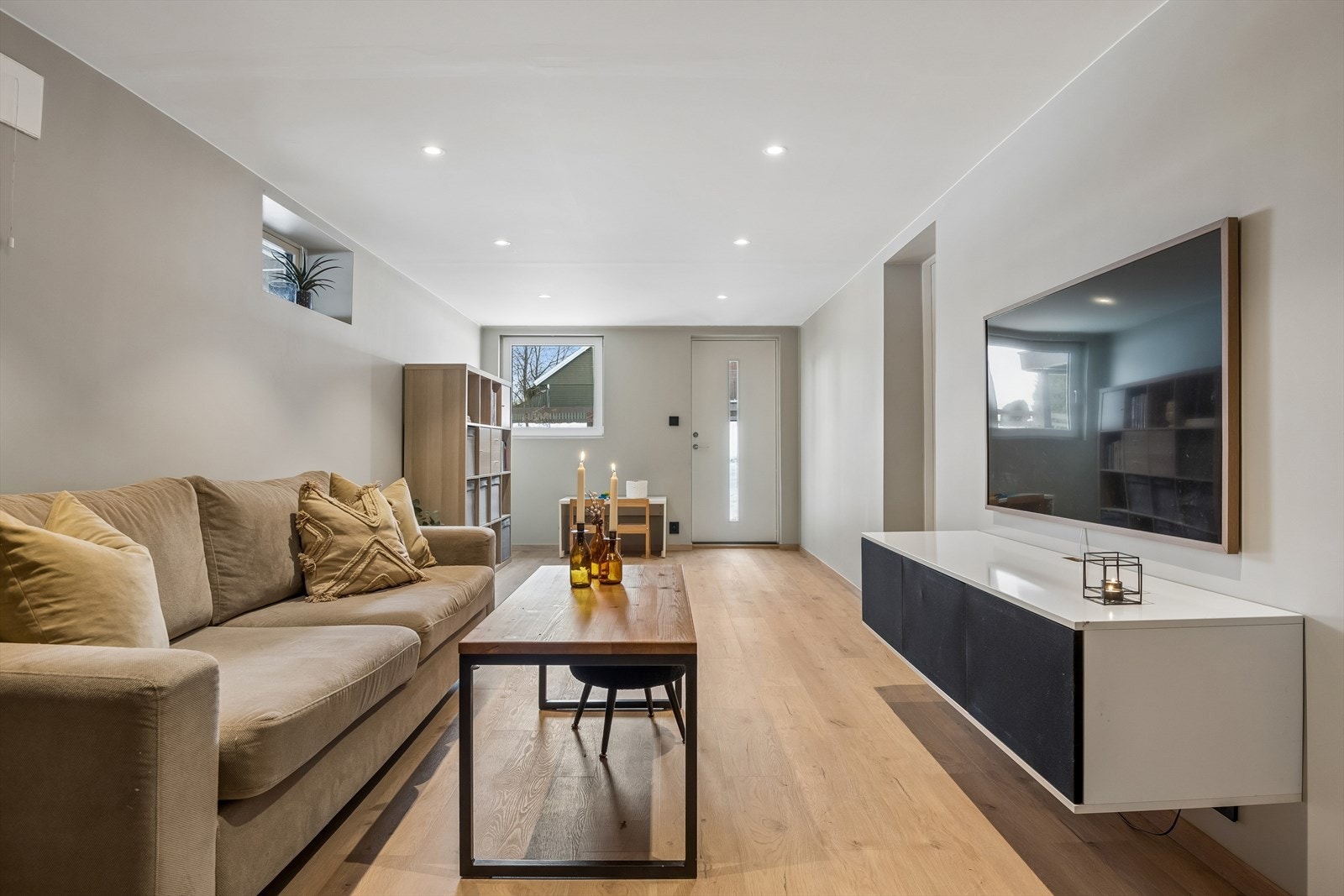 Kjellerstuen er et flott tilleggsareal, modernisert i 2022 med laminatgulv og behagelig gulvvarme. Galleribilde