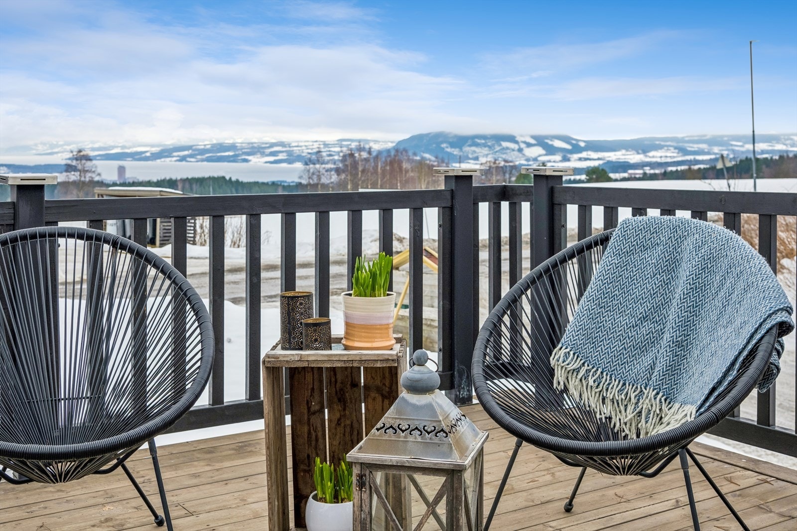 Eiendommen har totalt 78 m² med terrasser og verandaer, som gir rikelig med uteplass. Galleribilde