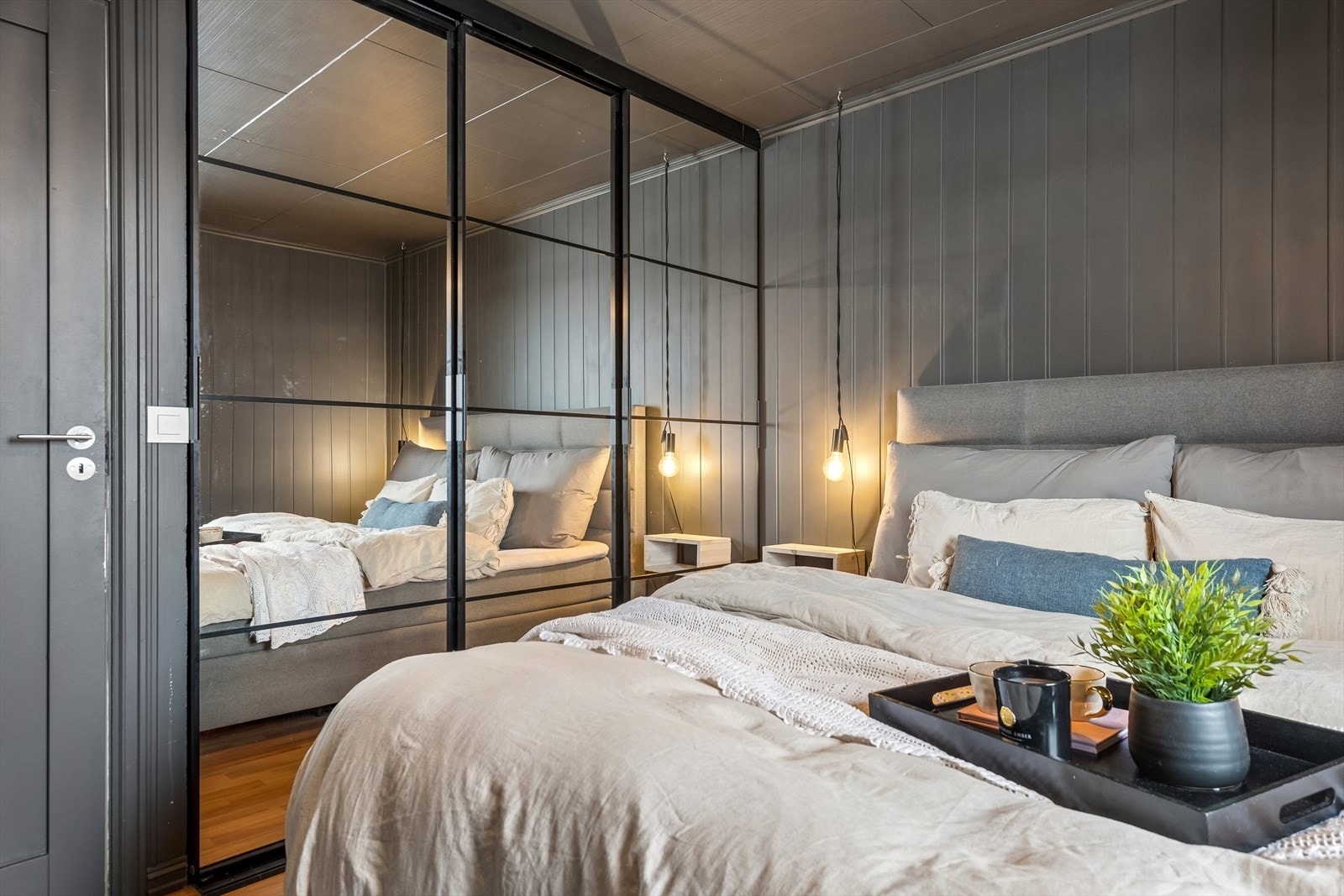 Rommet er utstyrt med en romslig garderobeløsning med speilfronter. Galleribilde