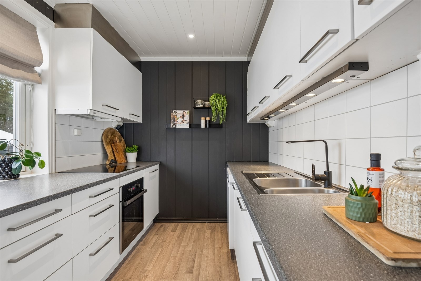 Innredningen inkluderer integrert stekeovn og koketopp, samt kjøkkenventilator med avtrekk ut. Galleribilde