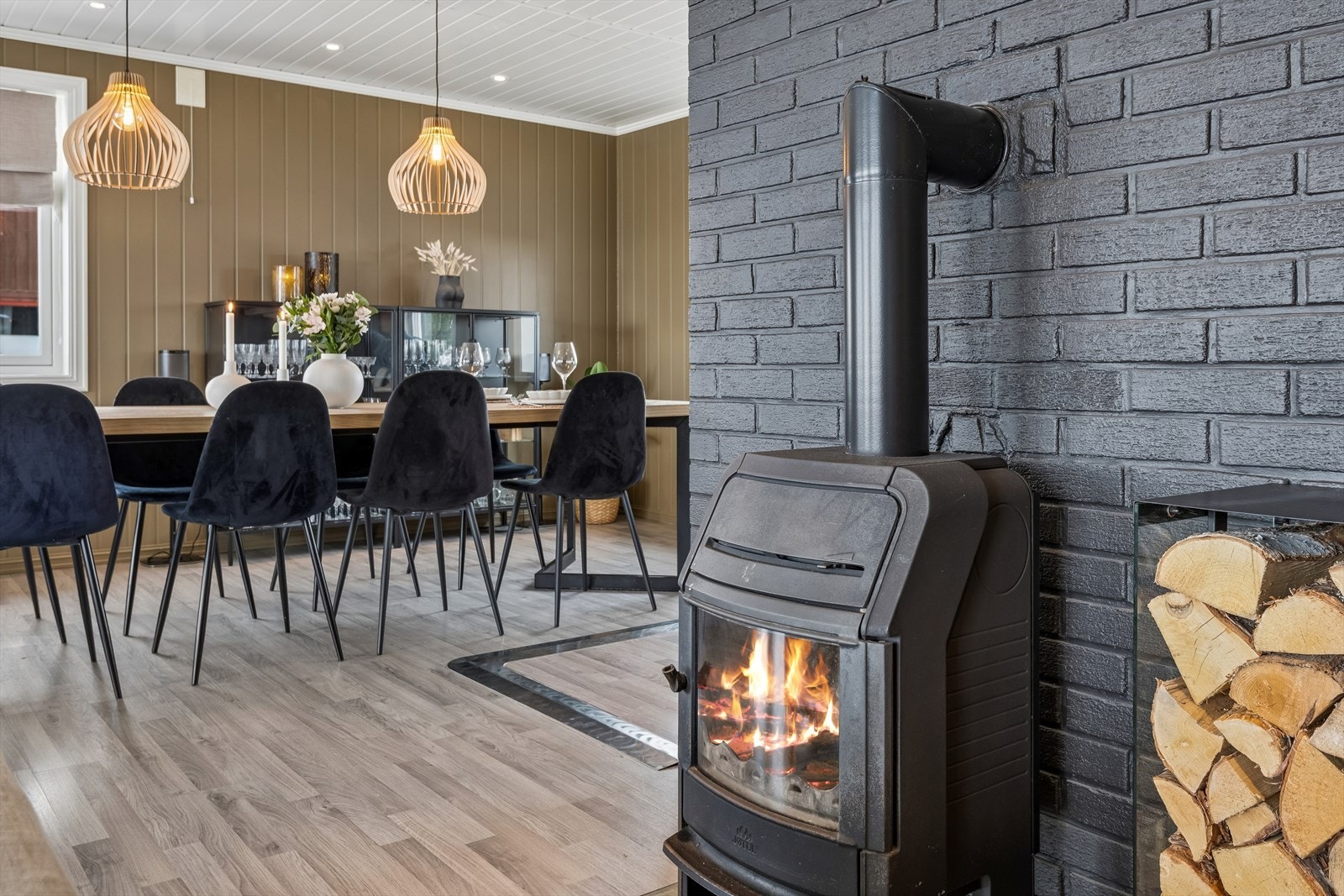 En peisovn tilknyttet elementpipen gir en lun og behagelig varme i stuen. Galleribilde