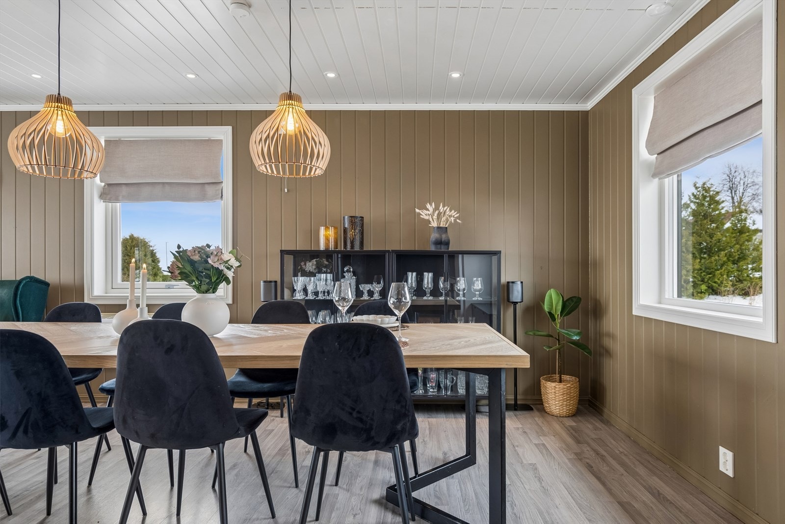 Vinduene i stuen er hovedsakelig 2- og 3-lags isolerglass fra 2014, som sikrer god isolasjon. Galleribilde