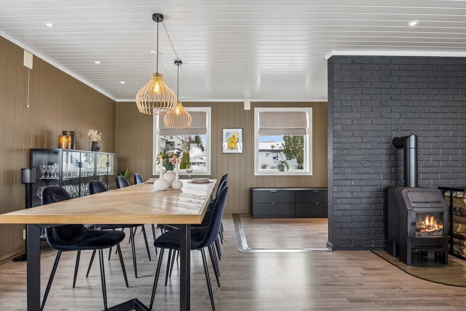 Spisestuen er et naturlig samlingspunkt mellom kjøkkenet og stuen, med god plass til store selskaper. Galleribilde