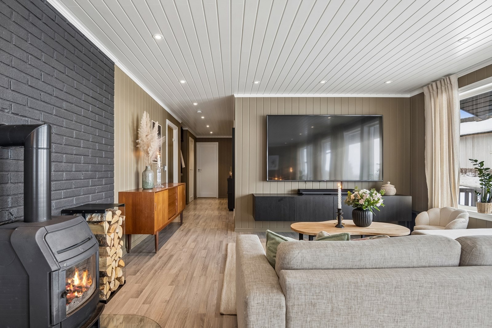 Den gjennomgående planløsningen i hovedetasjen skaper en god flyt mellom rommene. Galleribilde