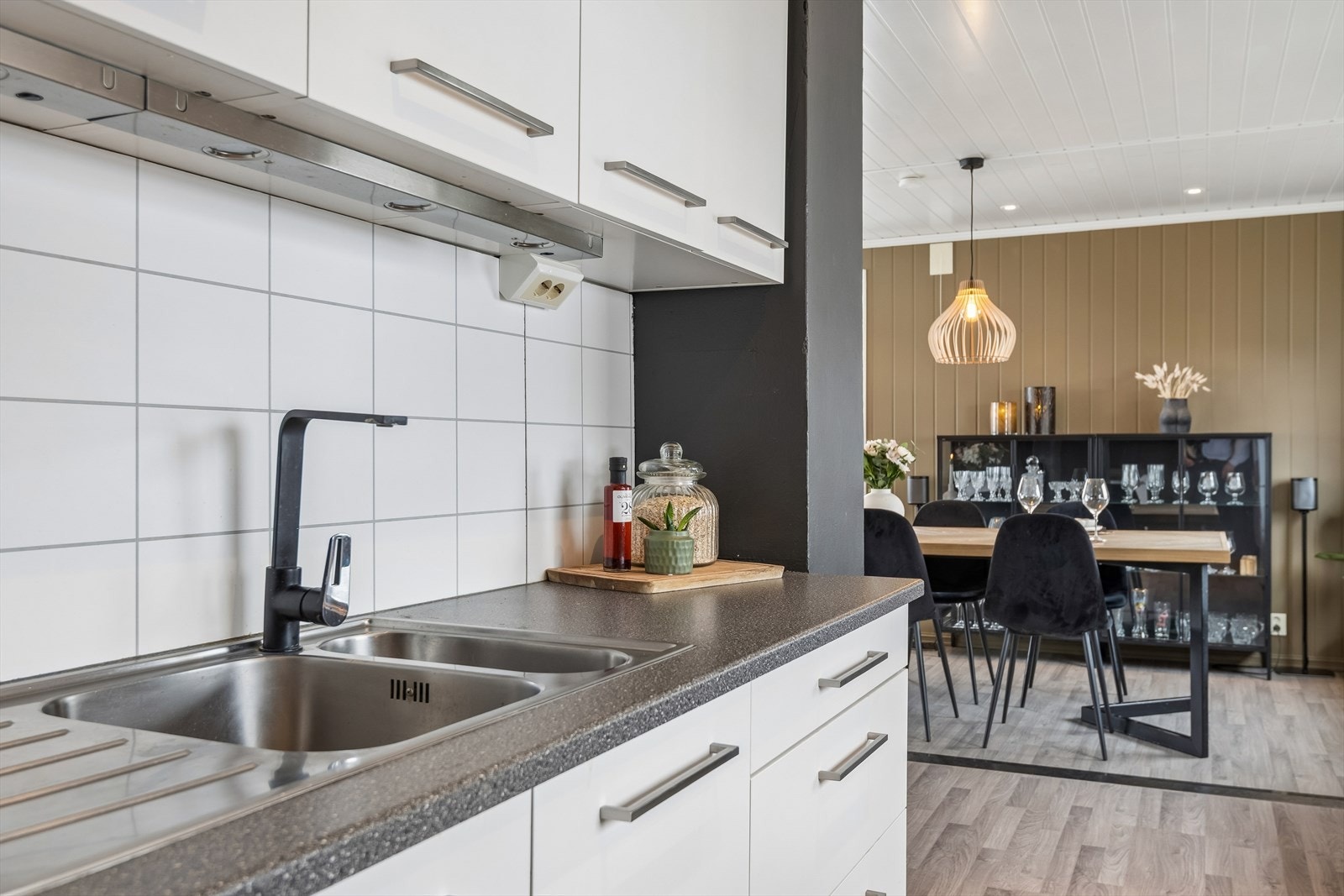 Kjøkkenet har en funksjonell innredning med laminert benkeplate og belysning over arbeidsflatene. Galleribilde