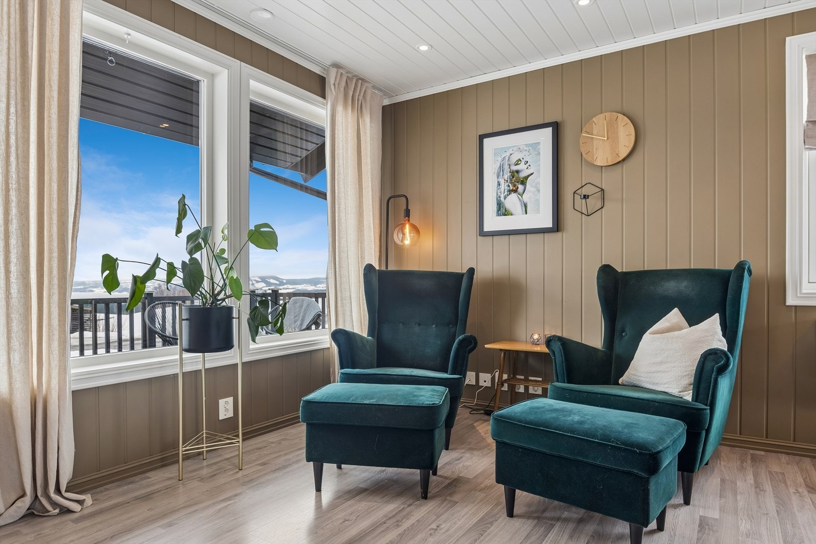 En hyggelig krok i stuen gir rom for en lesestol eller en rolig sone for avslapning. Galleribilde