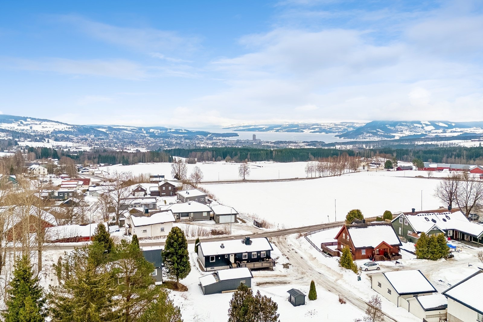 Fra eiendommen er det en vidstrakt utsikt over det åpne kulturlandskapet med Mjøsa i horisonten. Galleribilde