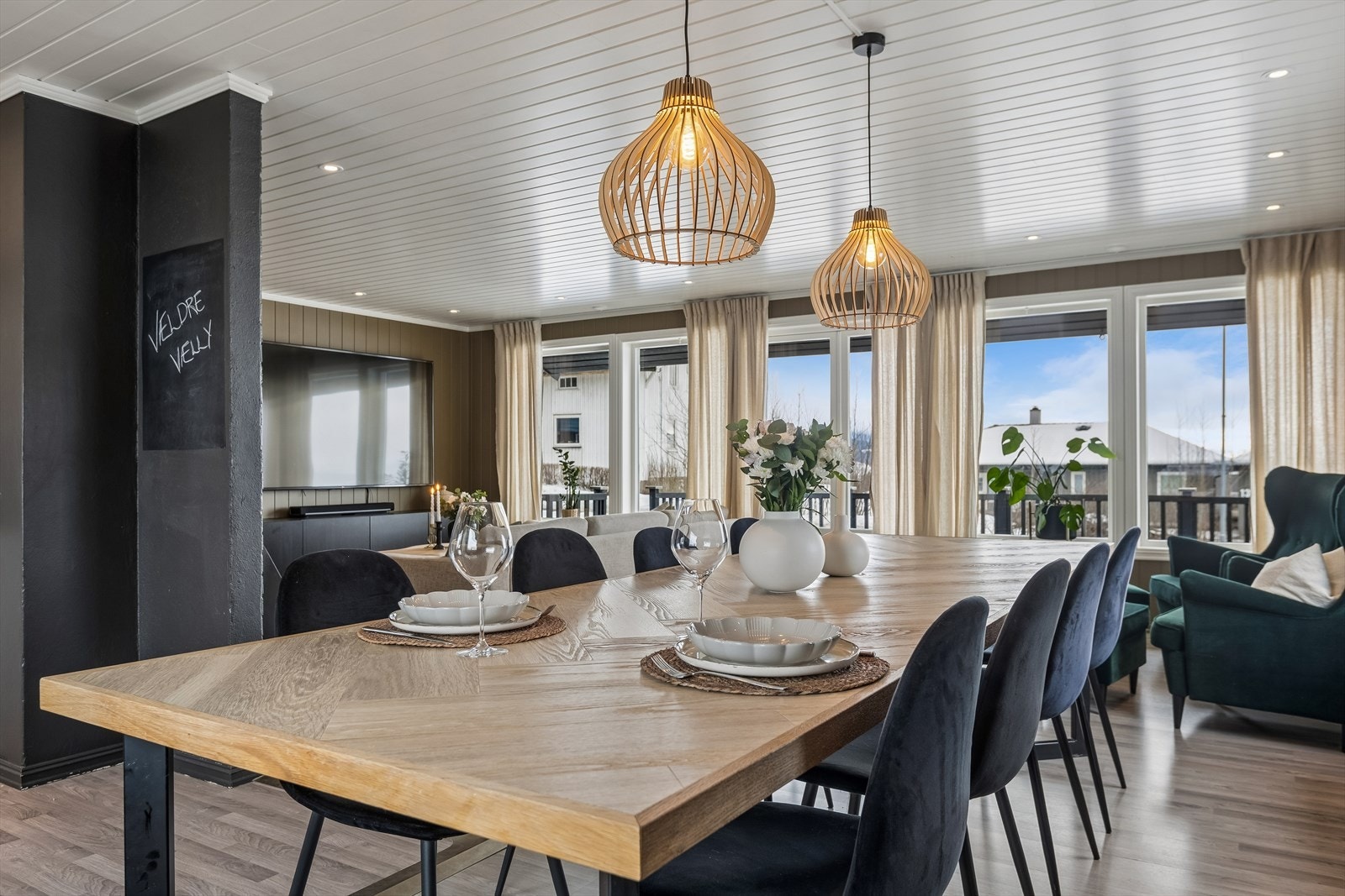 Fra stuen er det direkte utgang til en veranda på 27 m², som utvider det sosiale arealet på varme dager. Galleribilde