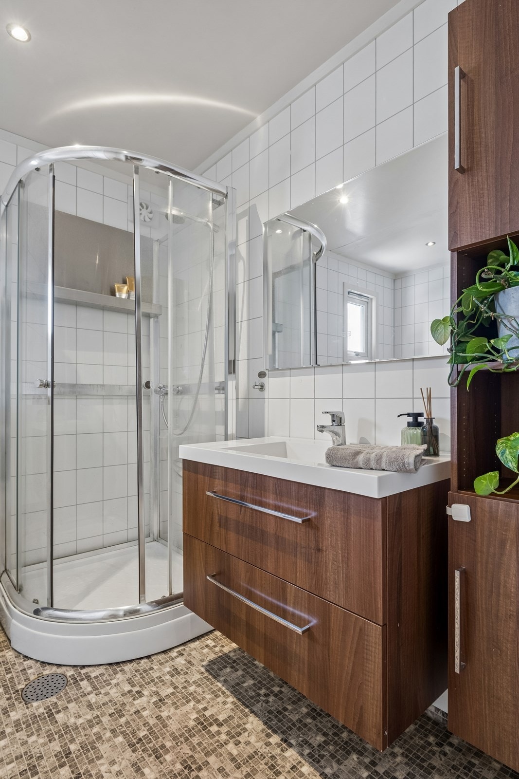 Rommet har belegg på gulv og baderomsplater på veggene. Galleribilde