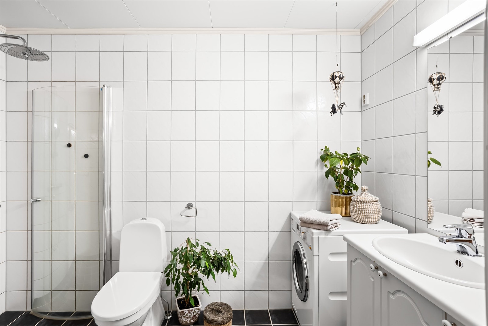 Baderom i leilighetens 1. etasje. Galleribilde