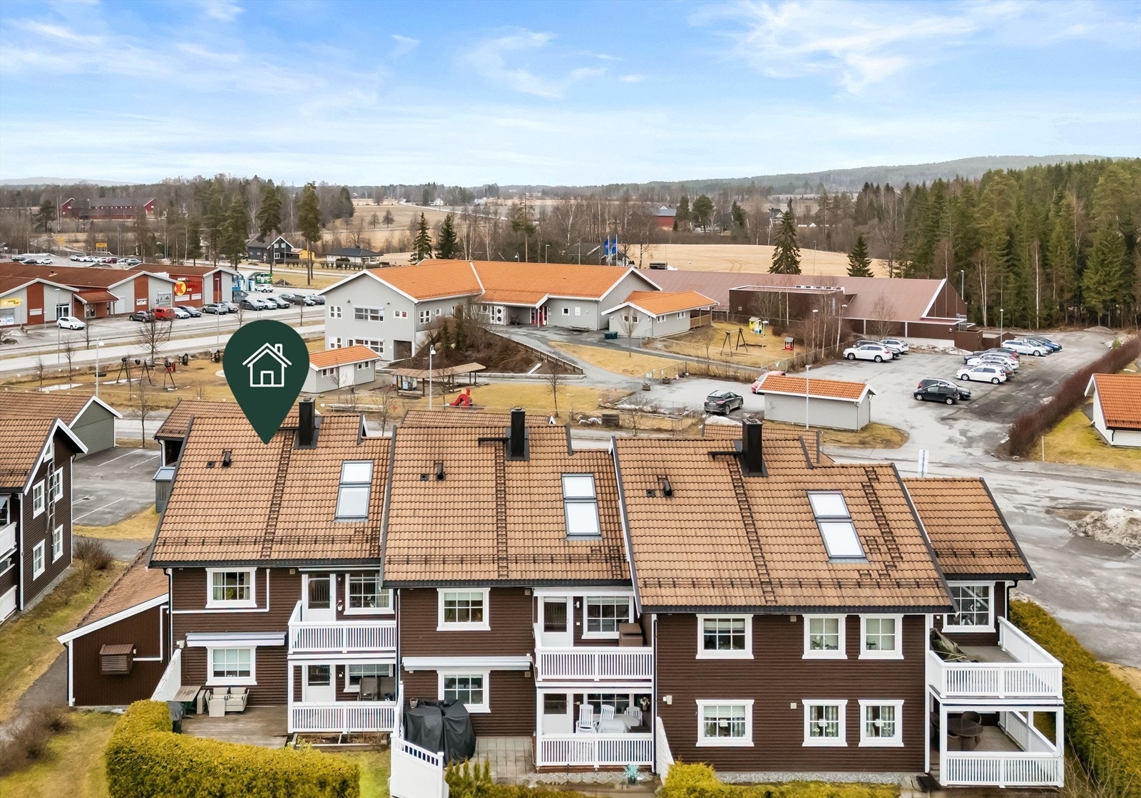 Leiligheten ligger i umiddelbar nærhet til butikker, barnehage, barneskole og kollektiv. Galleribilde